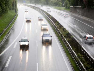 Các bác tài thường mắc phải những lỗi gì khi lái xe dưới trời mưa?